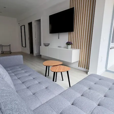 Modern In Town Centre Apartment *