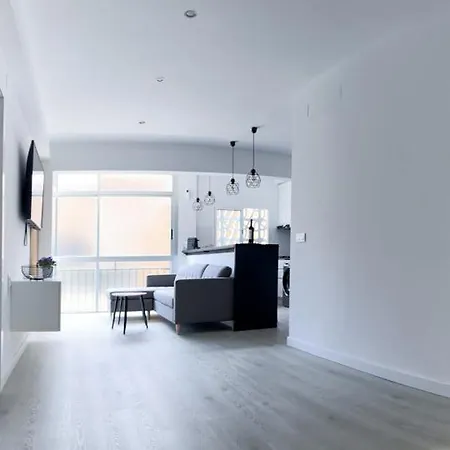 Modern In Town Centre Apartment *